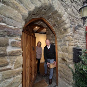 Gut gesichert: Mit schweren Holzriegeln verschließen lässt sich die Tür vom Burghaus Scheltensülz, in dem Nikolaus J. Sturm und Barbara Korte-Sturm in Rösrath-Hoffnungsthal mit ihrer Familie leben.