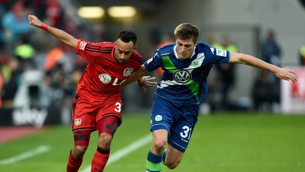 Karim Bellarabi hat den Ball im Blick und entwischt dem Wolfsburger Robin Knoche.