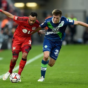 Karim Bellarabi hat den Ball im Blick und entwischt dem Wolfsburger Robin Knoche.
