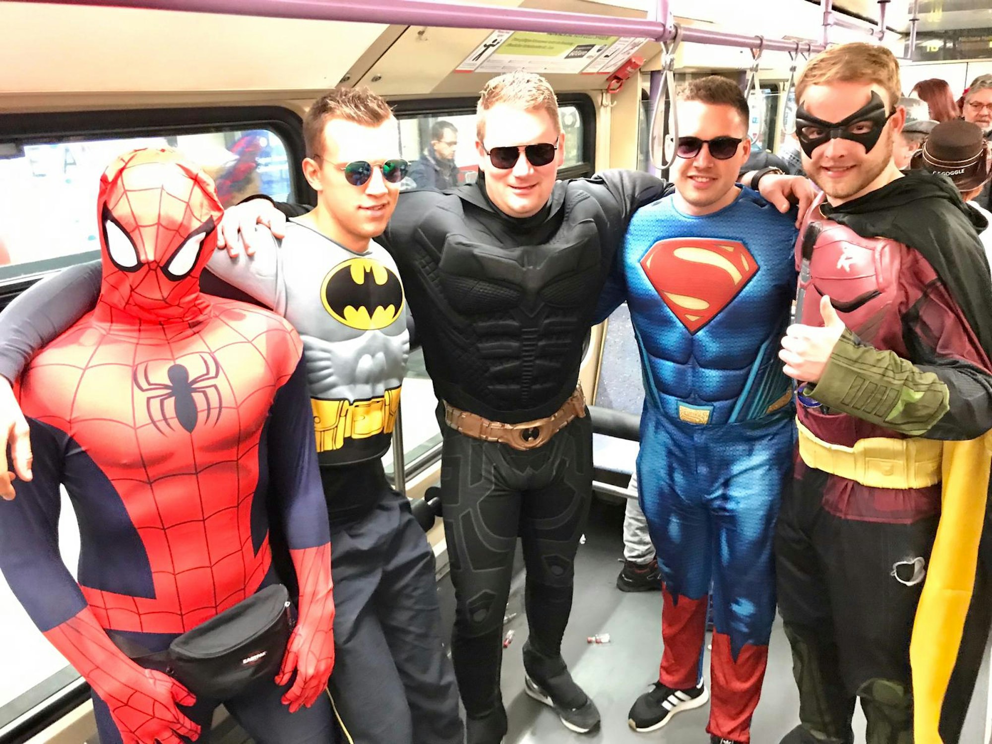 Super-Spider-Iron-Batman alaaf! Die Superhelden der KVB Linie 16. Diese fünf Freunde aus Stuttgart sind unterwegs Richtung Neumarkt.