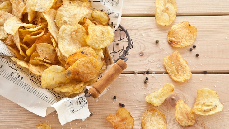 Kartoffelchips, wie auf dem Symbolfoto dargestellt, sind ein beliebter Snack.