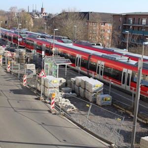 Die bisher geplante Rampe parallel zu den Schienen am Bergheimer Bahnhof ist nicht barrierefrei, dafür sind zwei Aufzüge geplant.