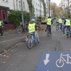 Fahrradstraße Ottostraße: Radfahrer dürfen nebeneinander fahren und Autofahrer müssen Rücksicht nehmen.