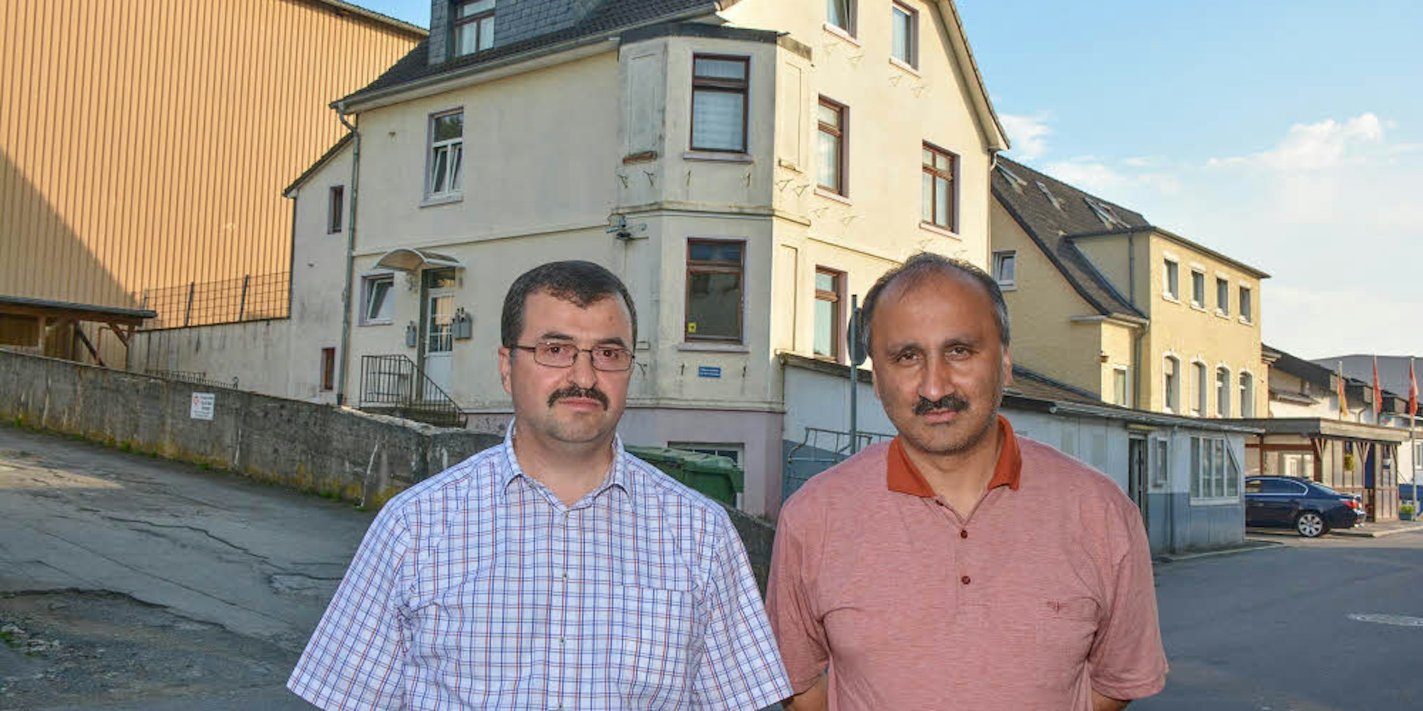 Versuchen weiter, in Bergneustadt eine Moschee zu bauen: Vereinsvorstand Abdullah Ulay (l.) und Vorstandsmitglied Erdogan Caylak, hier 2017 vor dem heutigen Vereinsgelände.