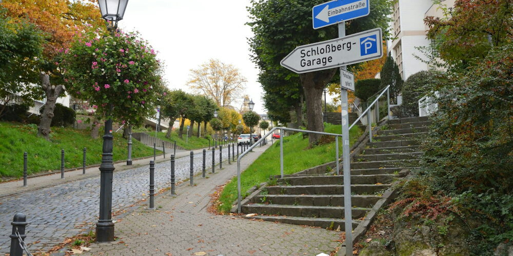 Die Schloßstraße mit Hinweis zur Schloßberg-Garage.