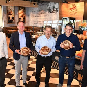Zur Eröffnung der neuen Bäckerei-Filiale kamen André Klein, Bürgermeister Dirk Breuer, Seniorchef Willi Klein, Oliver Klein und Vertreibsleiter Uwe Nieswandt (v. l.).