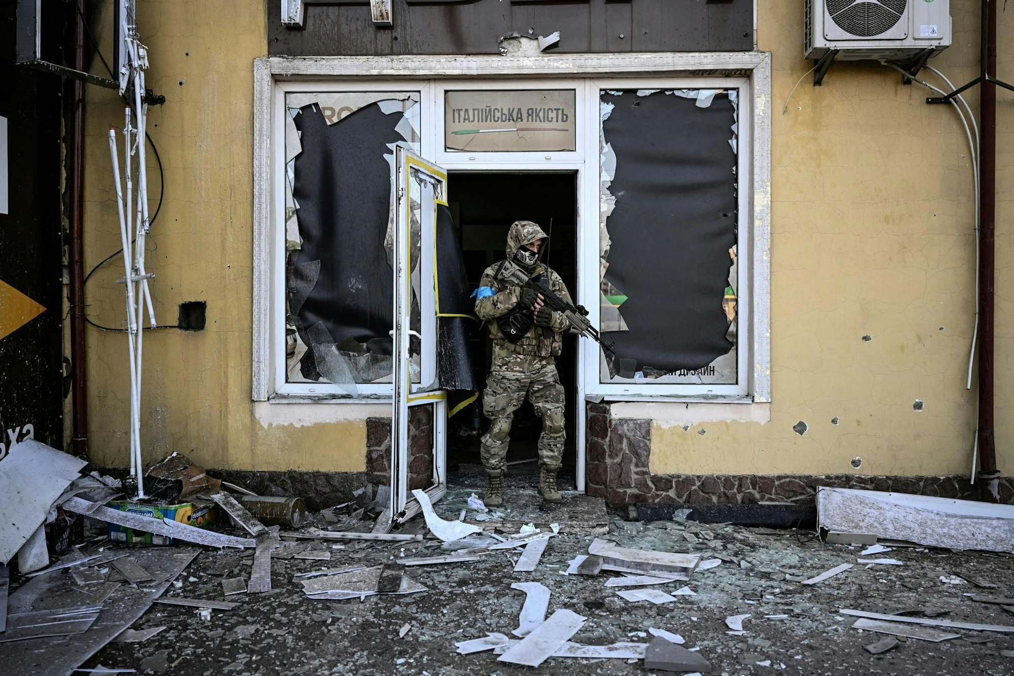 Soldat Trümmer Kiew 140322