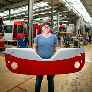 Jonas Süllow hält eine Stadtbahn-Schürze in den Händen, die mit einem 3D-Drucker erstellt wurde.