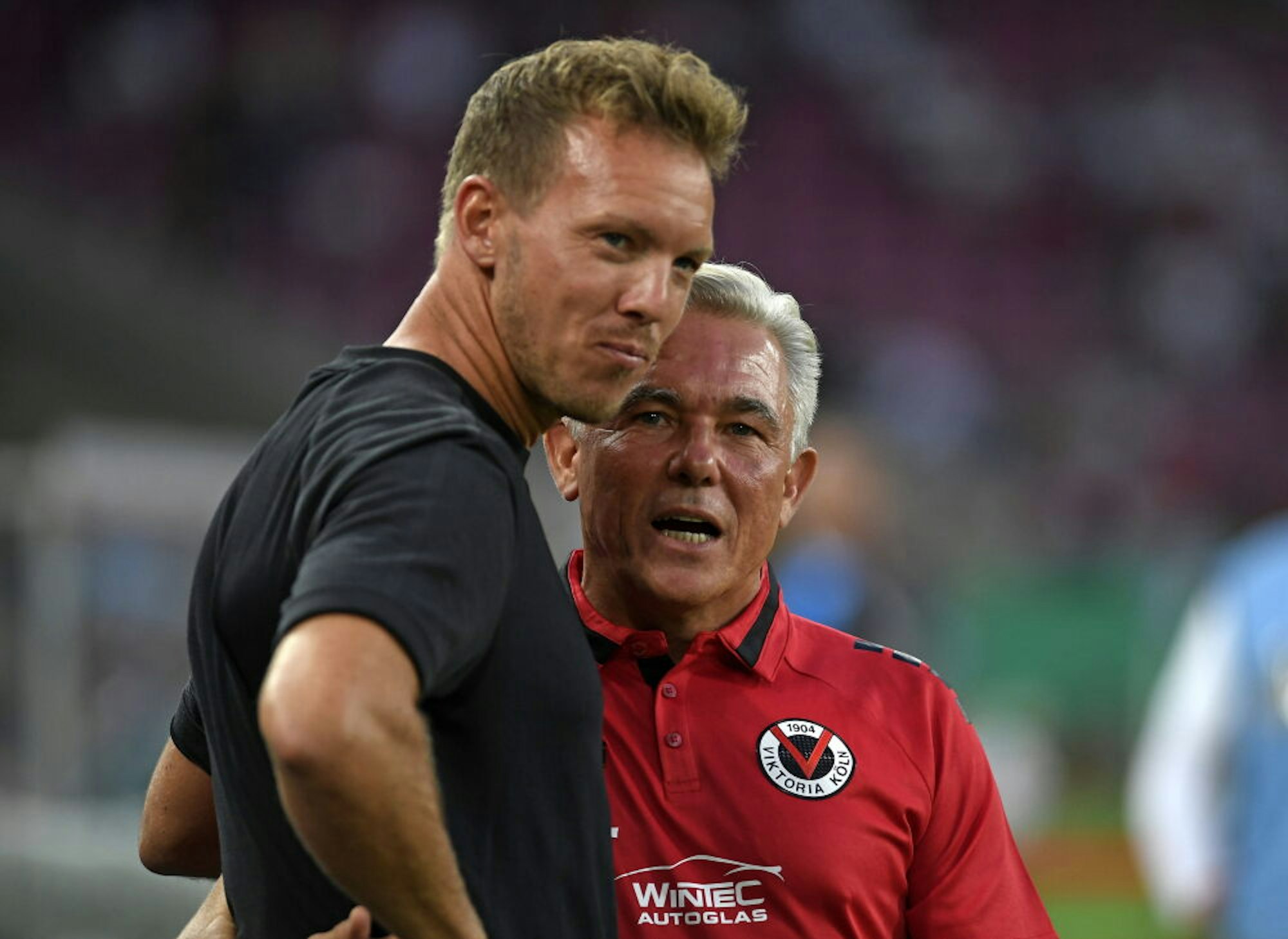 Bayern-Coach Julian Nagelsmann mit Viktorias Cheftrainer Olaf Janssen Foto: Imago/Treese