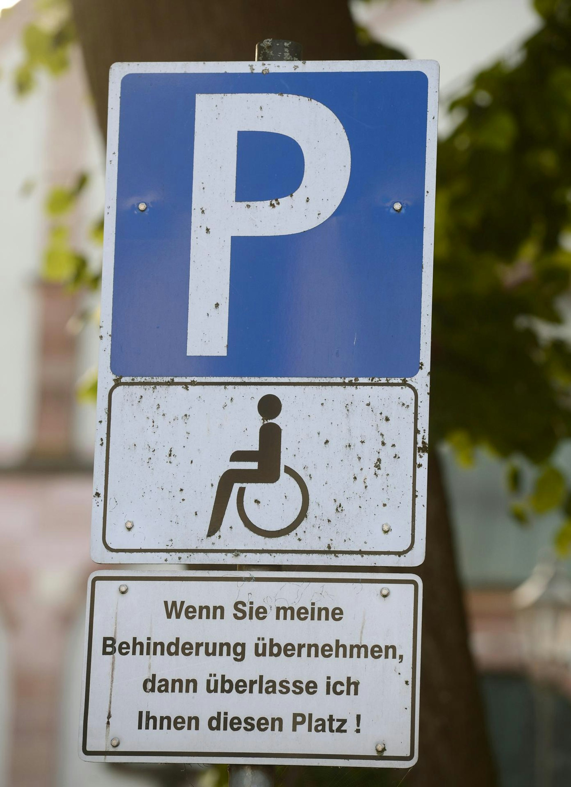 Schild_an_einem_Behindertenparkplatz