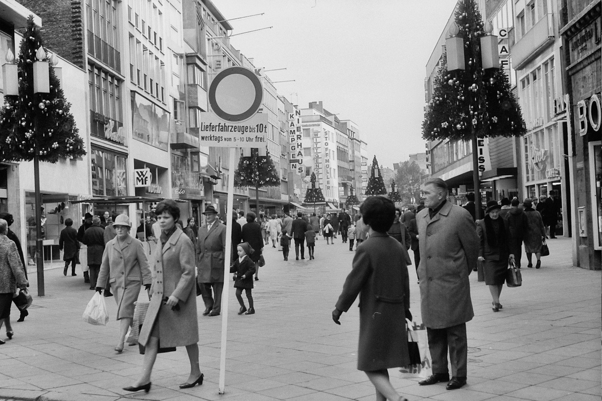 Weihnachtseinkäufe auf der Schildergasse im Jahr 1967.