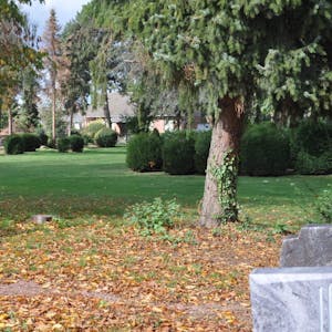 Der Rasen neben dem Angelsdorfer Friedhof, der bislang für Bestattungen in Reserve gehalten wurde, soll bebaut werden.