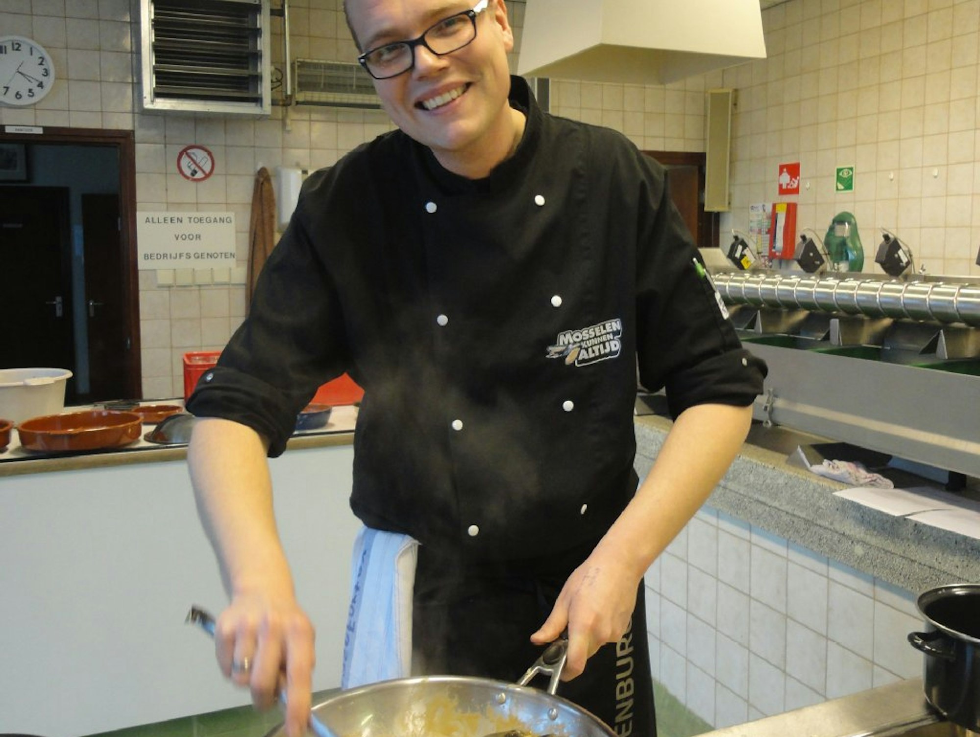 Pim van Engelenburg bereitet Muscheln auch im Wok zu. Er sagt uns, was beim Zubereiten beachtet werden sollte.