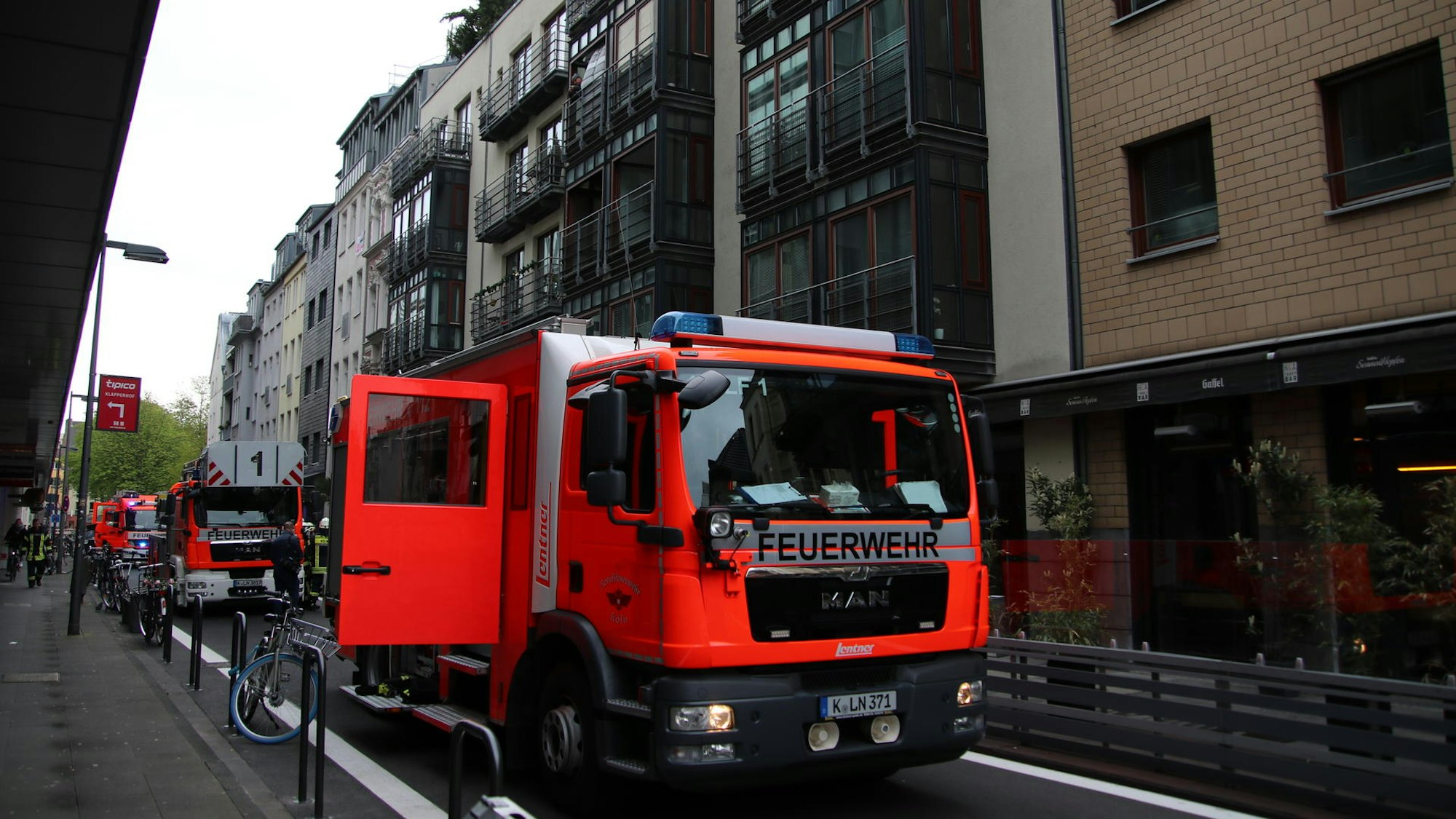 Mehrere Feuerwehrfahrzeuge stehen in einer Straße.