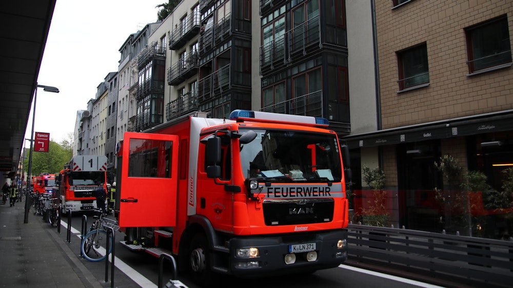 Mehrere Feuerwehrfahrzeuge stehen in einer Straße.
