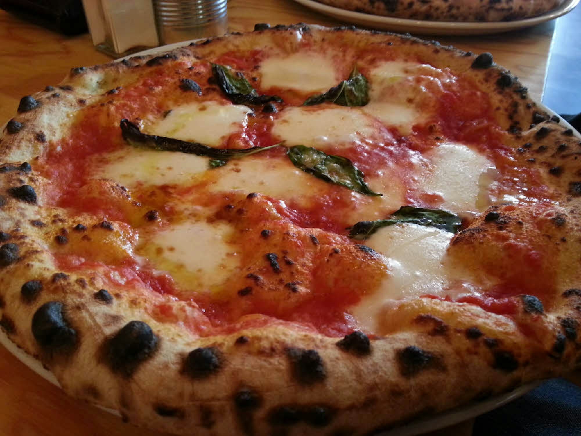 Die klassische neapolitanische Margherita in der „Antica Pizzeria Nennillo“.