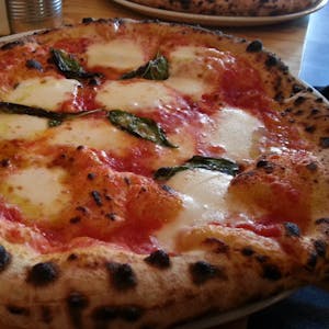 Die klassische neapolitanische Margherita in der „Antica Pizzeria Nennillo“.