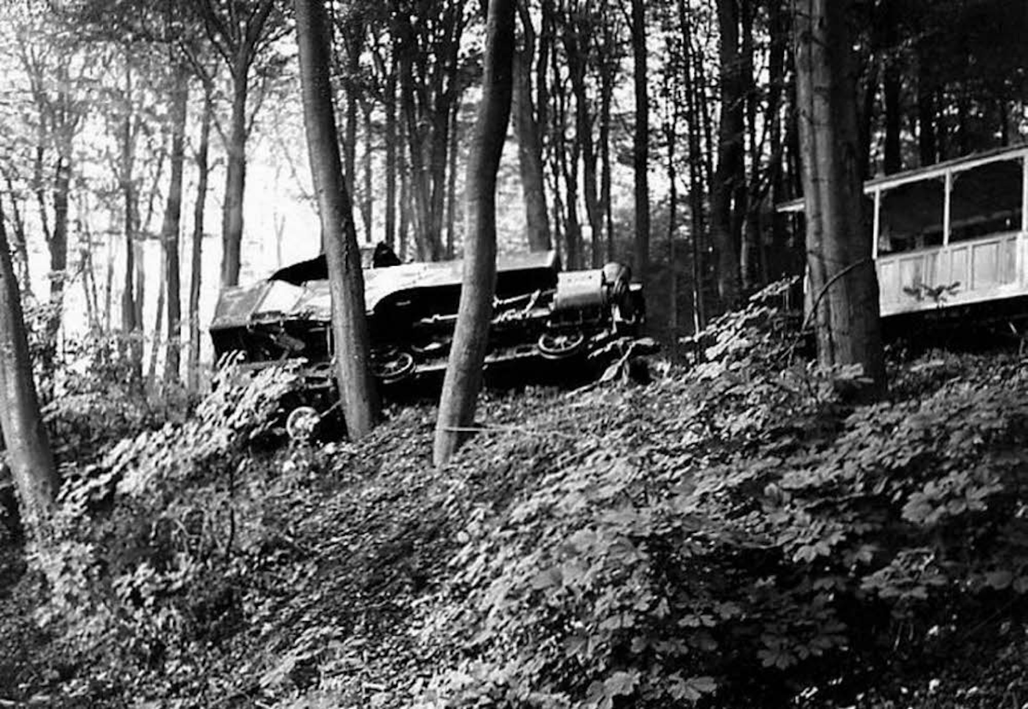 Ein Bild vom Unglück am 14. September 1958 am Drachenfels: Die entgleiste Dampflok der Zahnradbahn wurde von einem Baum abgefangen.