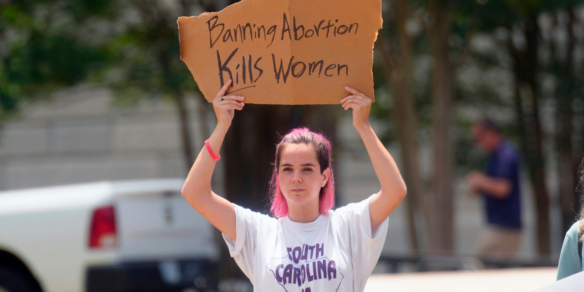 Eine Frau protestiert in South Carolina gegen die Entscheidung des Supreme Courts
