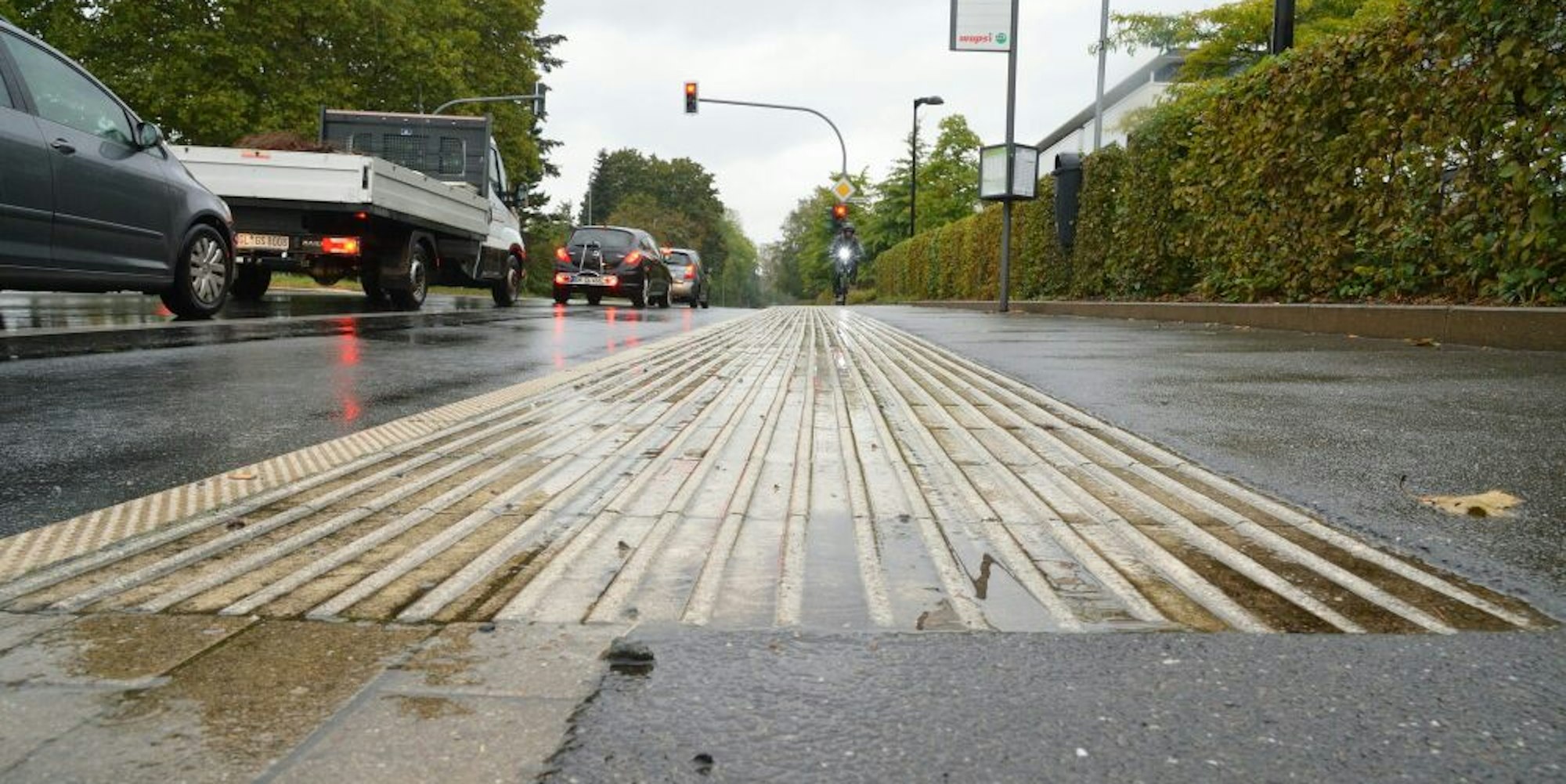 Wohl dem Radfahrer, der bei Regen und Laubfall nicht in diesen Rillen fahren muss.