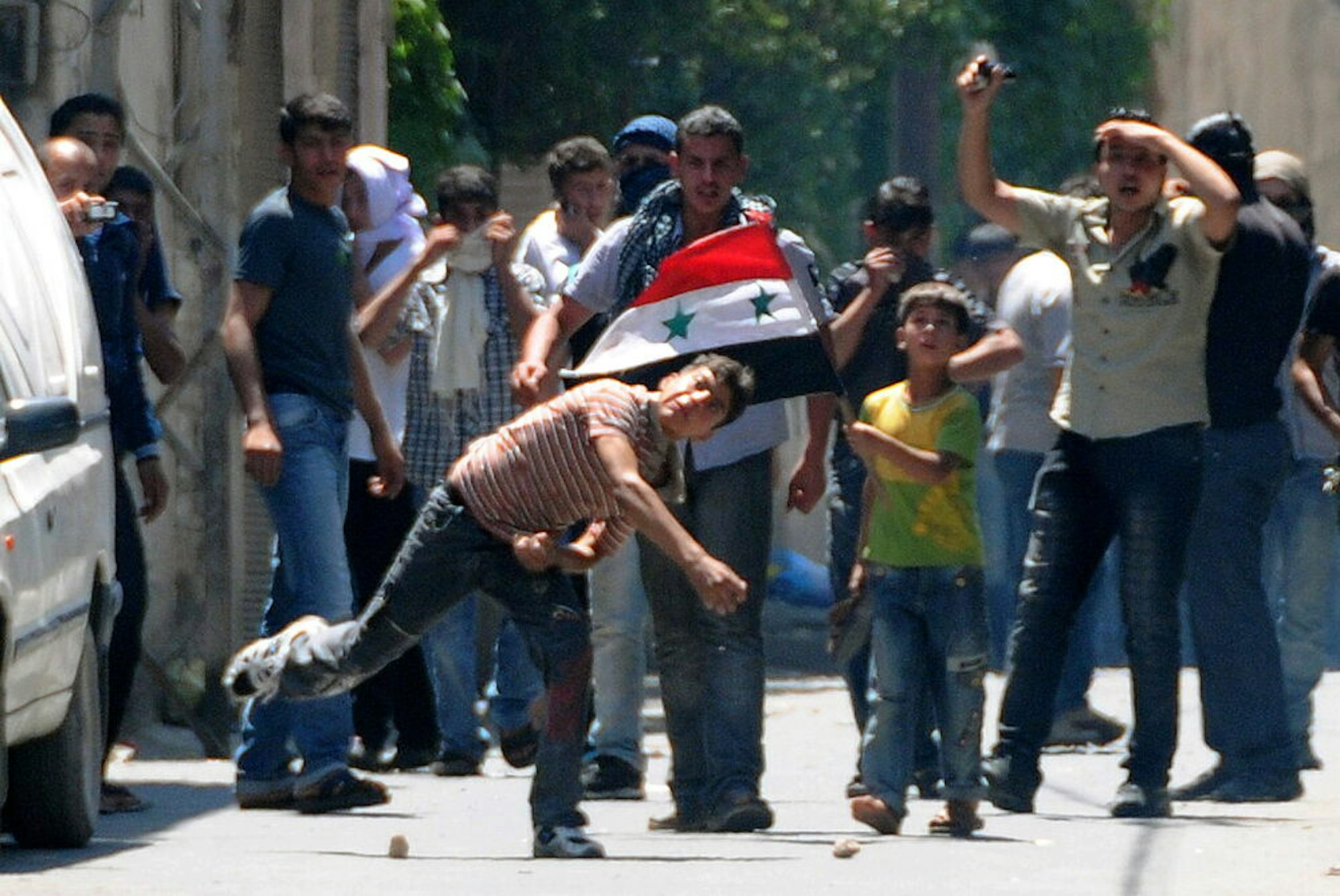 Junge Männer demonstrieren am 1. Juli 2011 in Barzeh, einem Vorort von Damaskus, gegen die syrische Regierung.