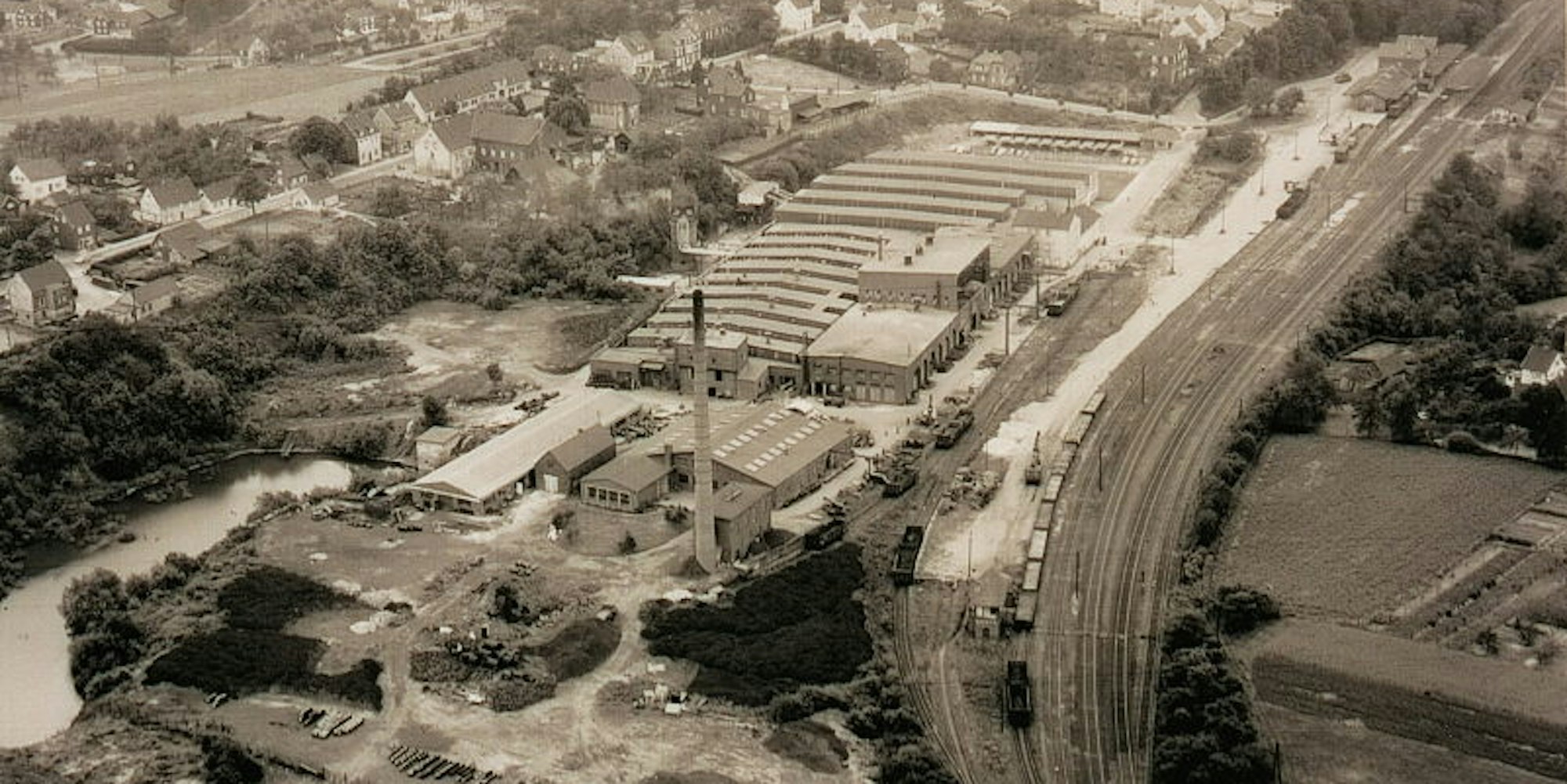 Der ehemalige Bahnhof in Burscheid in einer Luftaufnahme. Die Firma Goetze und die Ziegelei konnten die Güterwaggons direkt nutzen.