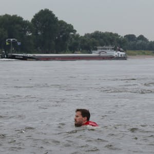 Wie stark ist die Strömung im Rhein für einen geübten Schwimmer? Ein Selbstversuch mit Unterstützung des DLRG. 