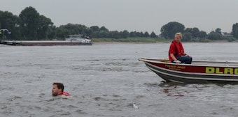 Wie stark ist die Strömung im Rhein für einen geübten Schwimmer? Ein Selbstversuch mit Unterstützung des DLRG. 