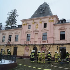Mit einer Leiter mussten die Feuerwehrleute den Bewohner aus der brennenden Burg Kommern retten.