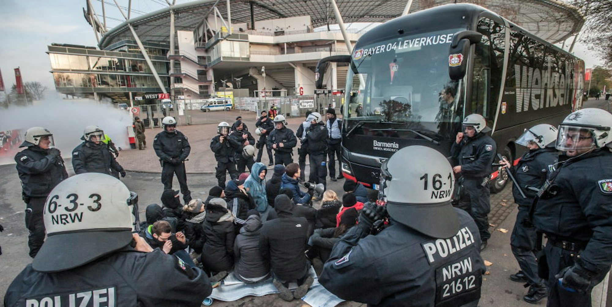 Das Auflösen einer Sitzblockade trainieren mehrere Hundert Polizisten an der BayArena – mit echtem Bayer-04-Bus.