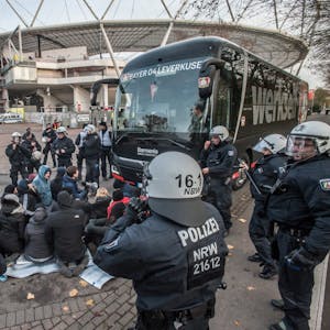 Das Auflösen einer Sitzblockade trainieren mehrere Hundert Polizisten an der BayArena – mit echtem Bayer-04-Bus.