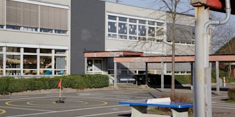 Abgerissen und durch einen modernen Neubau ersetzt wird nach einem einstimmigen Ratsbeschluss die Grundschule in Overath-Heilgenhaus. Unterricht findet in dem PCB-belasteten Gebäude bereits seit einem Jahr nicht mehr statt.