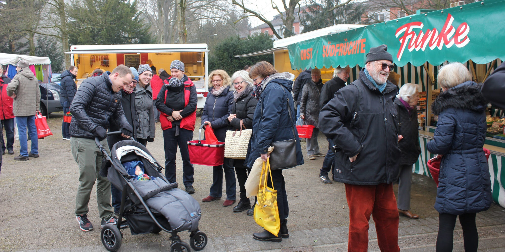 Am ersten Tag war der neue Wochenmarkt auf dem Bruder-Klaus-Platz gut besucht.