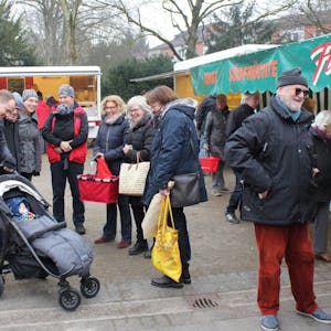 Am ersten Tag war der neue Wochenmarkt auf dem Bruder-Klaus-Platz gut besucht.