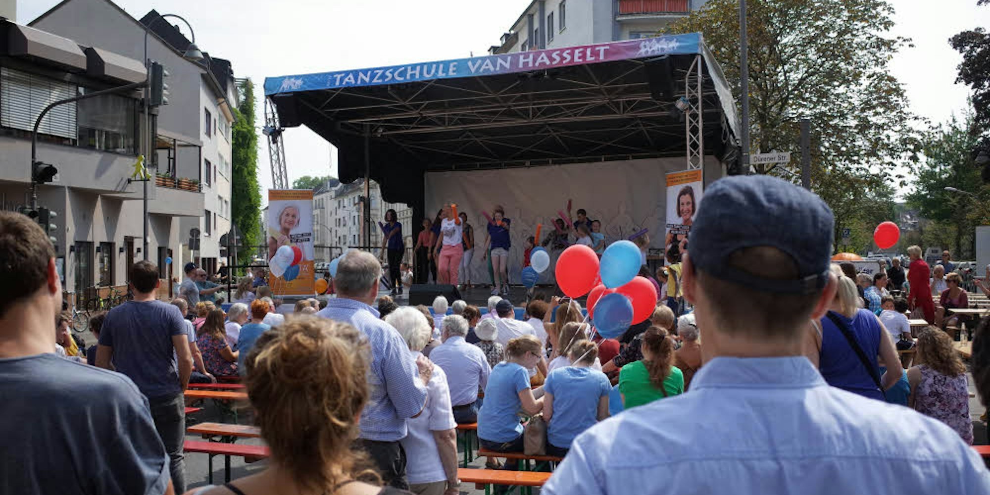 Auf der Bühne sorgten Gruppen der Tanzschule van Hasselt für Stimmung.