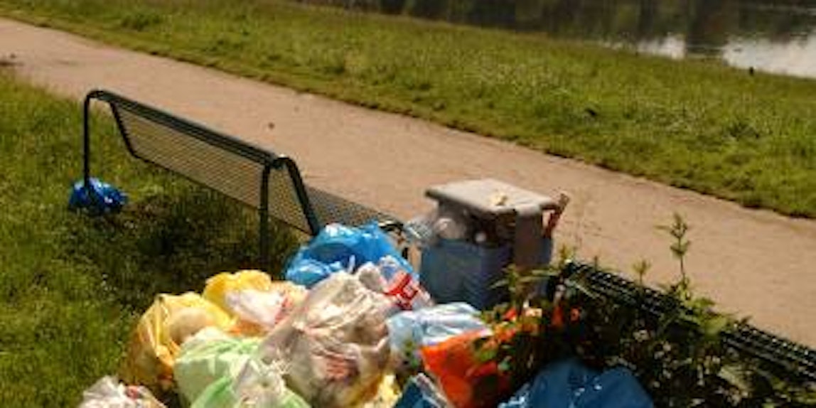 Vielen Grillfans ist es zu mühsam, ihren Müll zu entsorgen. Sie lassen die Abfälle auf den Wiesen liegen. (Archivbild: Worring)