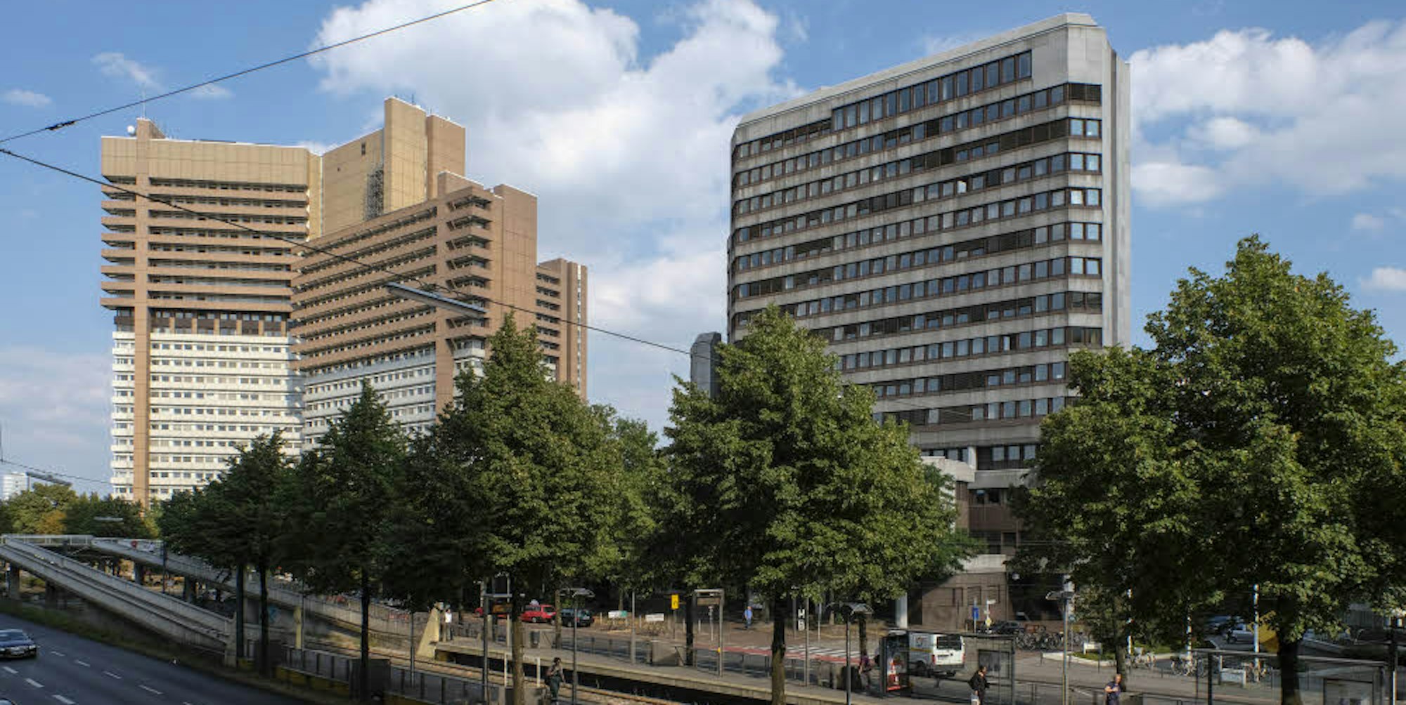Zwei Sanierungsfälle an der Luxemburger Straße: Das Justizzentrum (l.) muss saniert oder neu gebaut werden. Das Gebäude der Arbeitsagentur ist nun an einen privaten Investor verkauft worden. 