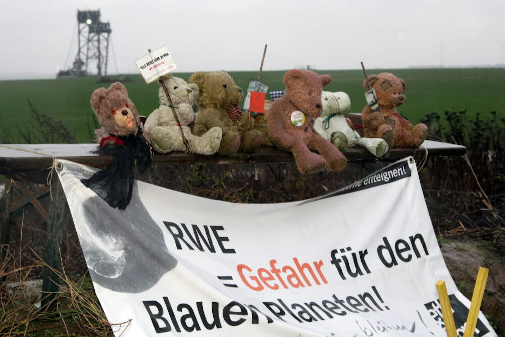 Am Rand des Tagebaus Garzweiler haben Aktivisten ein Widerstandscamp aufgebaut.