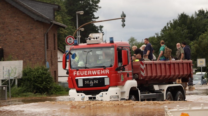 Auf der Ladefläche eines Containers rettete die Feuerwehr die Menschen in Erftstadt.