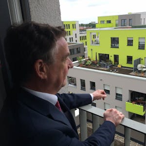Minister Groschek beim Besuch einer GAG-Siedlung in Köln