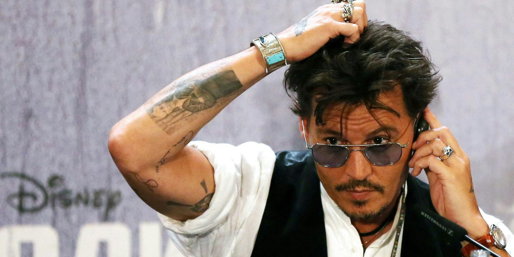 Johnny Depp kratzt Kopf