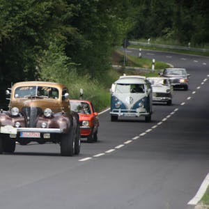 Angeführt von einem Chevrolet Mater Coupé von 1938 rollte diese kleine Karawane bei der Christophorus-Fahrt durchs Bergische Land.