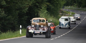Angeführt von einem Chevrolet Mater Coupé von 1938 rollte diese kleine Karawane bei der Christophorus-Fahrt durchs Bergische Land.