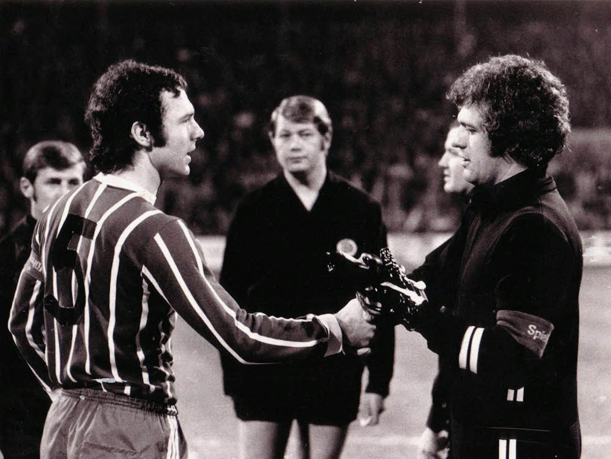 Shakehands zum Anstoß: Wolfgang Fahrian und Franz Beckenbauer.