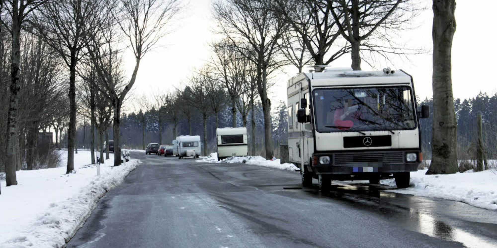 Prostitution in Wohnwagen entlang einiger Straßen um Blankenheim ist an der Tagesordnung. Dieser Parkplatz an der B 51 wurde mittlerweile gesperrt, für andere Wege und Plätze müssen nun Mietverträge abgeschlossen werden.