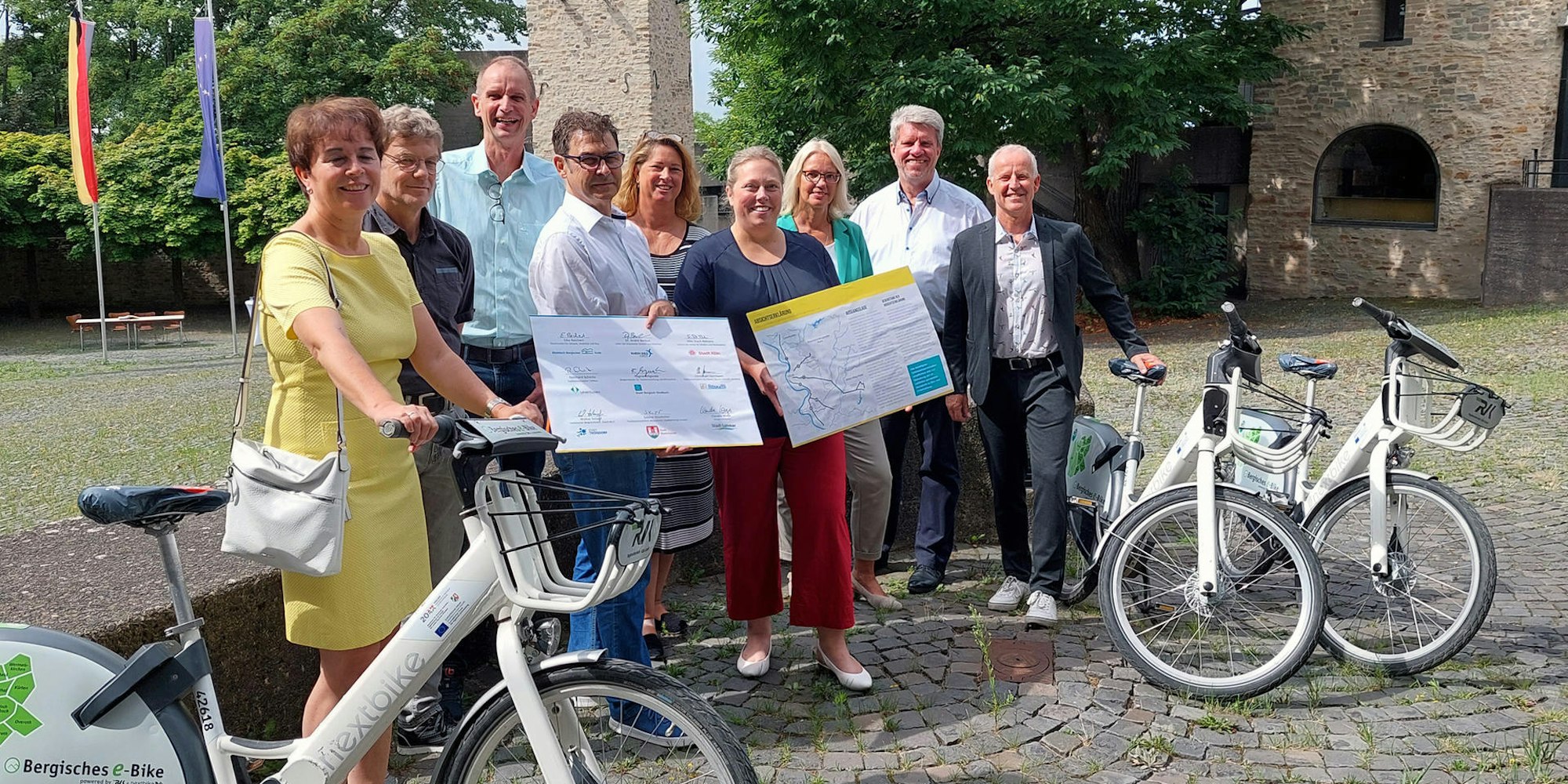 Die Planungsleiter aus den beteiligten Kreisen und Kommunen haben eine verbindliche Leitlinie für die neuen Radstrecken unterzeichnet.
