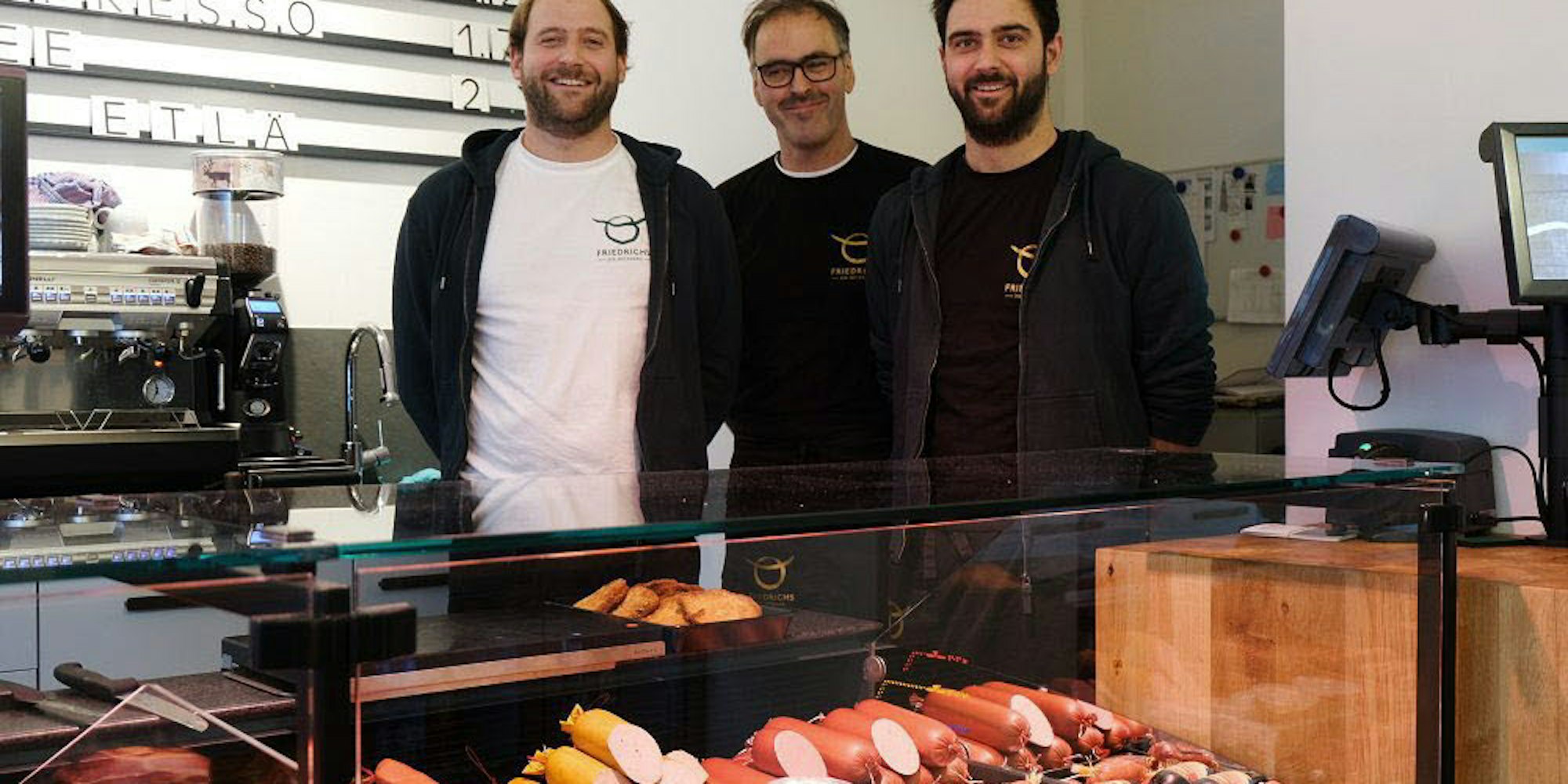 David, Christoph und Sebastian Friedrichs hinter der Ladentheke in ihrem neuen Geschäft.