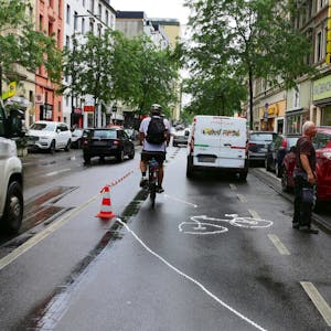Hindernisparcours: Aktivisten „sperrten“ vorübergehend einen Teil der Neusser Straße mit Flatterband, um Radlern eine sichere Fahrt zu ermöglichen. 