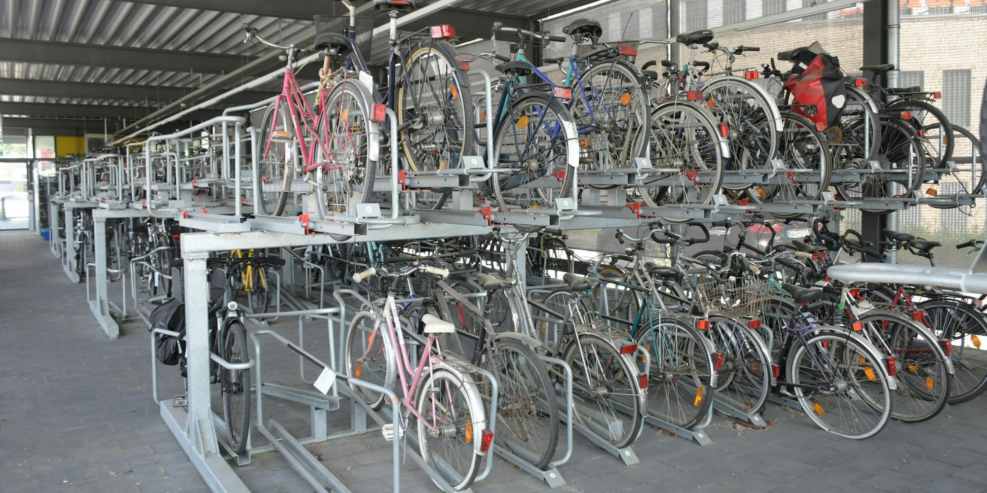Beliebt als gesicherter Abstellplatz für das Fahrrad ist die Radstation. Sie liegt verkehrsgünstig am Bahnhof.