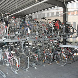 Beliebt als gesicherter Abstellplatz für das Fahrrad ist die Radstation. Sie liegt verkehrsgünstig am Bahnhof.